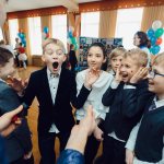 Дети-школьники в восторге от вокусов