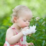 Девочка и цветок