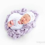 новорожденный ребенок сладко спит