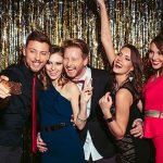 Сплоченный коллектив на вечеринке