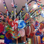 Яркое украшение в виде сказочного дерева для детского праздника